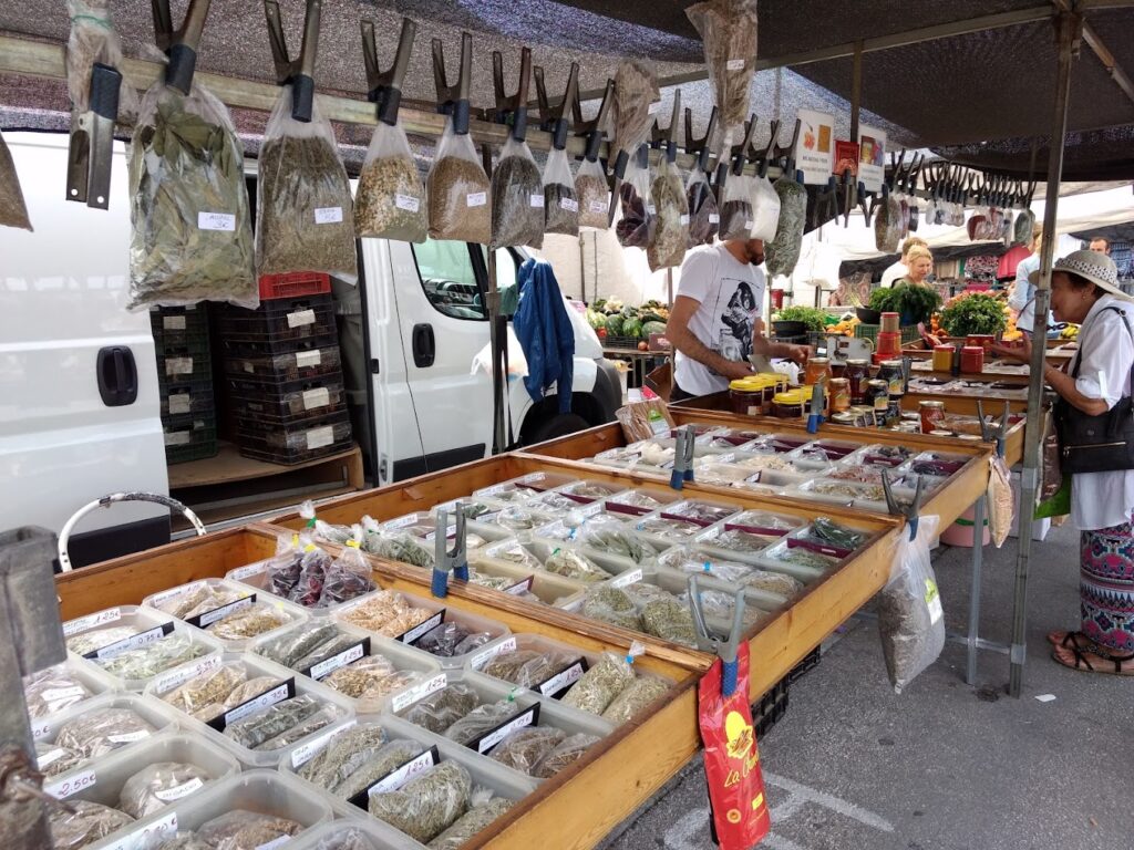 El Corte Inglés Puerto Banús – تسوق فاخر في ماربيلا